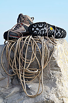 远足鞋,绳索,漂石