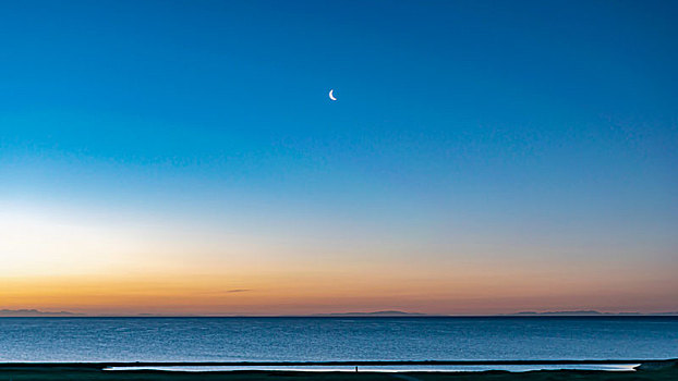 青海湖日出升月