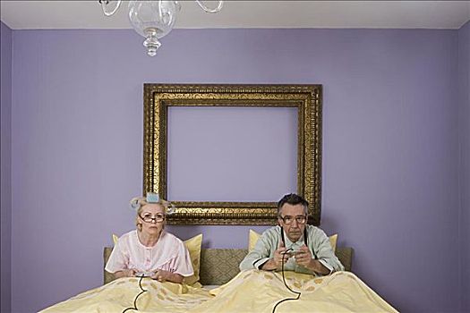 老年,夫妻,玩,电子游戏,床上