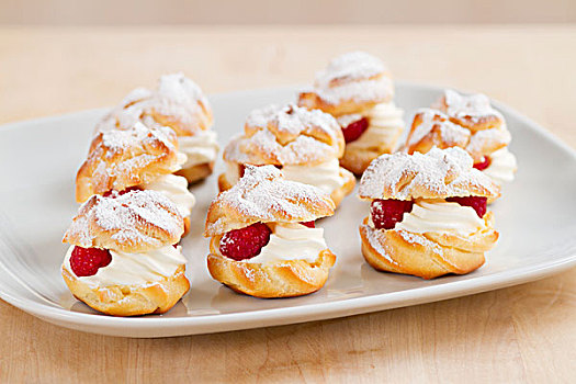 空心甜饼,奶油,树莓