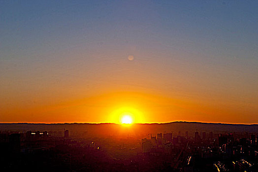 城市在夕阳的余晖照耀着