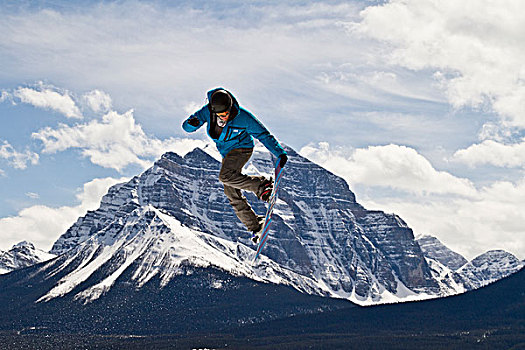 男青年,滑雪板,路易斯湖,胜地,班芙国家公园,艾伯塔省,加拿大