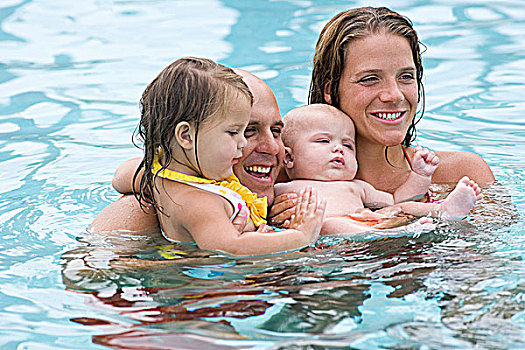 年轻家庭,一起,游泳池