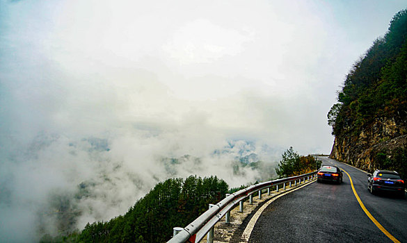 武陵山区春天早晨雾景美