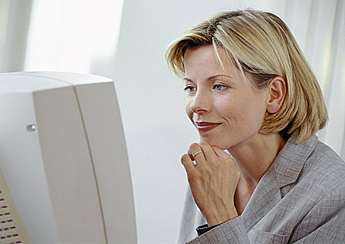 职业女性,电脑屏幕,微笑