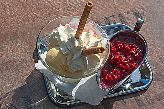圣代冰淇淋,泡沫奶油,热,树莓