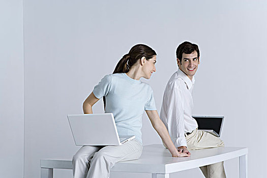 坐,夫妇,背对背,笔记本电脑,握手,微笑,相互