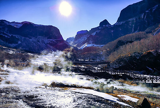 旅游冬天下雪山森林长白山天池远景,安图县