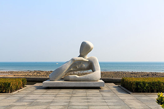 中国山东省青岛雕塑园内母爱主题雕塑