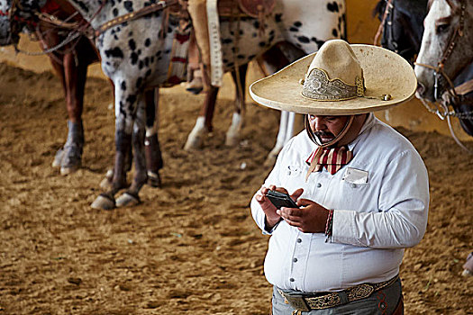 墨西哥人,手机,阔边帽,马