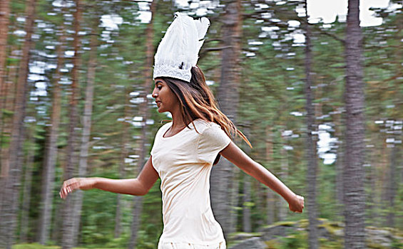 少女,戴着,白色,帽子,跑,树林