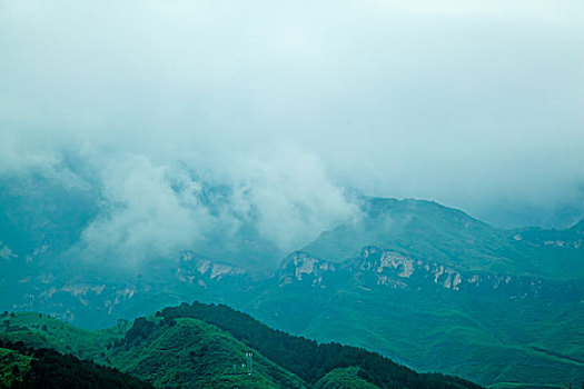 云雾笼罩着山峰