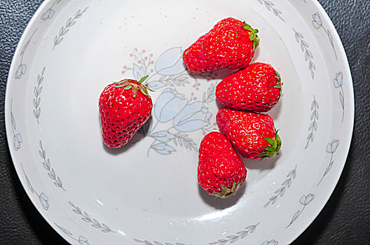 盘子中的红色草莓