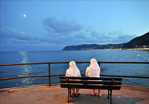 两个,修女,坐,长椅,海洋,海岸,里维埃拉,利古里亚,意大利,欧洲