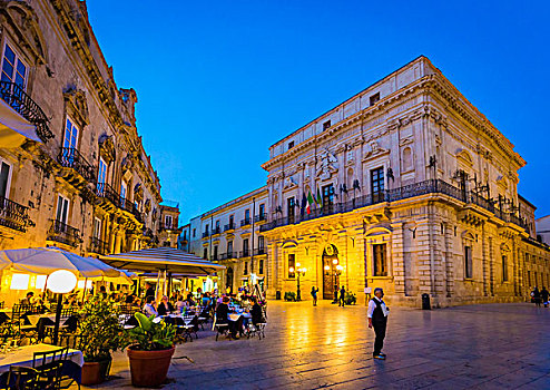 餐馆,市政厅,大教堂广场,黄昏,锡拉库扎,西西里,意大利