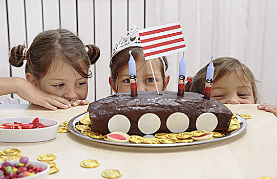 生日庆贺,孩子,桌子,蛋糕