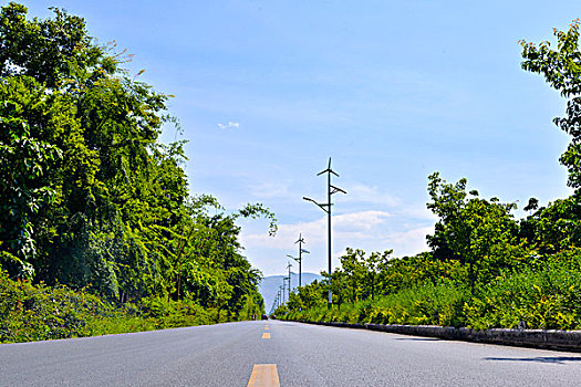 蓝天下的公路