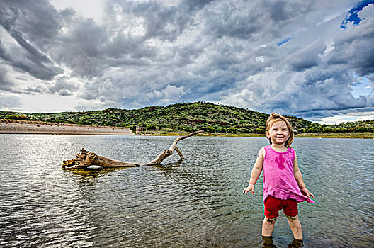 女孩,站在水中,坝,温得和克,纳米比亚,非洲