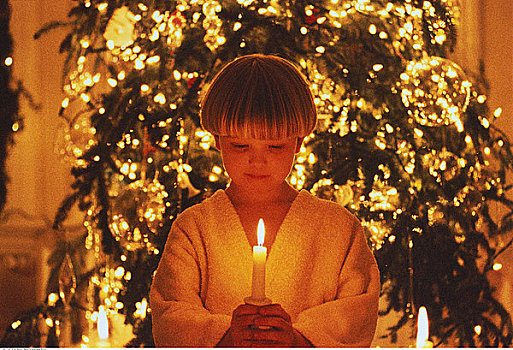 男孩,拿着,圣诞蜡烛,靠近,圣诞树
