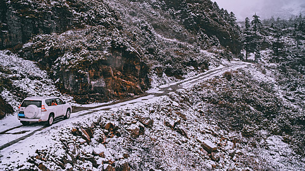 风雪山路