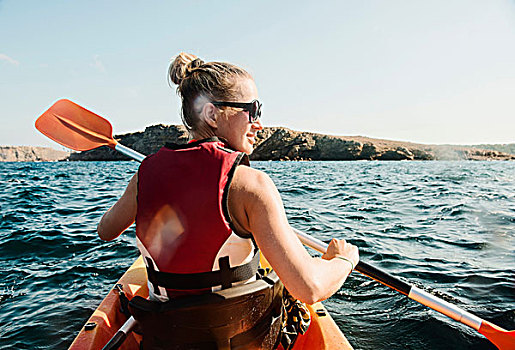 后视图,中年,女人,海上皮划艇,米诺卡岛,巴利阿里群岛,西班牙