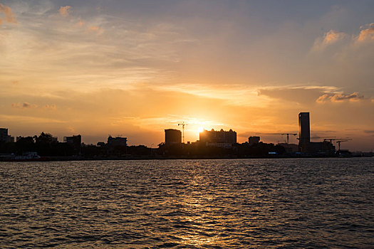 广州市海珠区太古仓码头日落夕阳波光