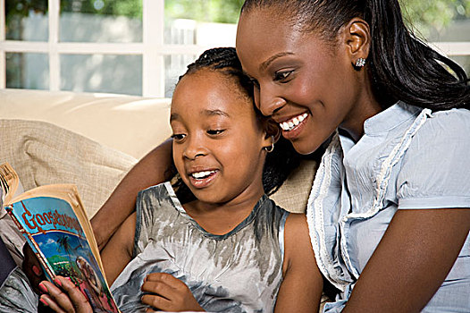 年轻的,非洲母亲,阅读,与她的女儿,沙发