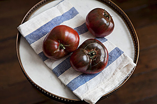 三个,纯种西红柿,托盘,抹布