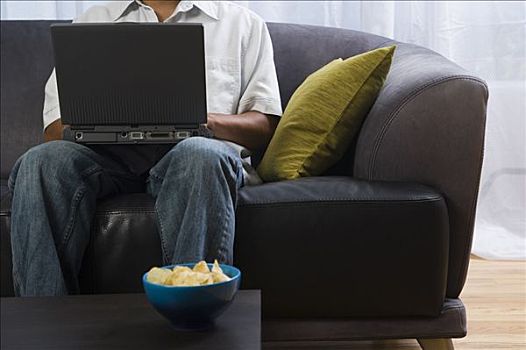 男人,沙发,笔记本电脑,碗,薯片