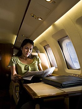 职业女性,坐,飞机,读,报纸
