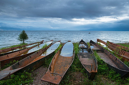 湖边废弃的船只