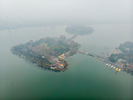 航拍雾霭中的江苏南京玄武湖公园