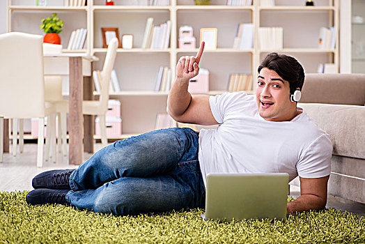 男人,工作,笔记本电脑,在家,地毯,地面