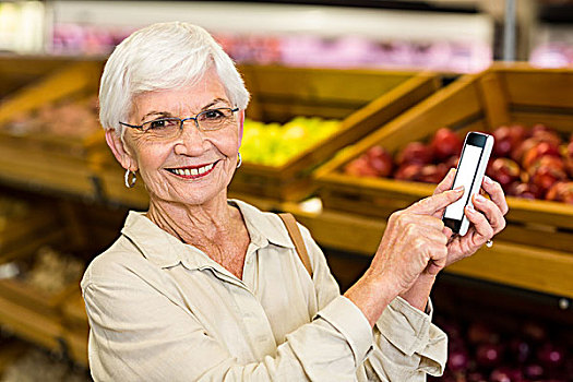 老太太,智能手机,超市