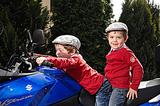双胞胎,男孩,戴着,平顶帽,坐,一起,蓝色,摩托车