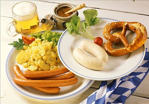 维也纳香肠,土豆沙拉,白香肠,椒盐卷饼,啤酒