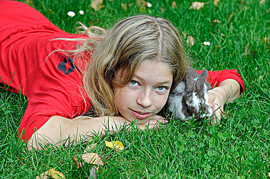 女孩,搂抱,年轻,生活,兔子,兔豚鼠属,草地
