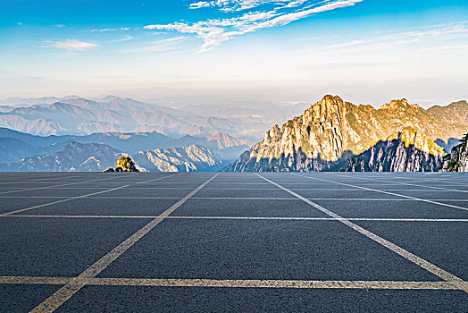 城市广场道路路面和远山山景