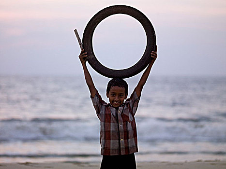 男孩,肖像,海滩,玩,轮胎,喀拉拉,印度