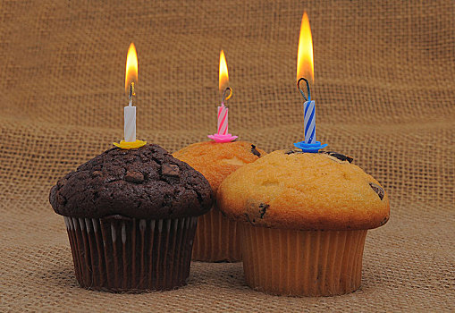 三个,松糕,生日蜡烛