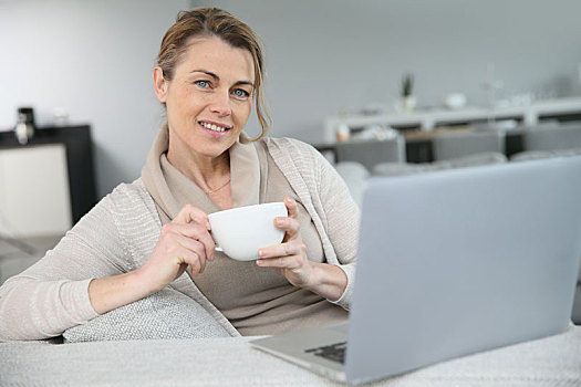 成年,女人,放松,咖啡杯,正面,笔记本电脑