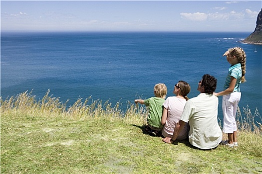 家庭,坐,悬崖顶,边缘,看,大西洋,地平线,后视图