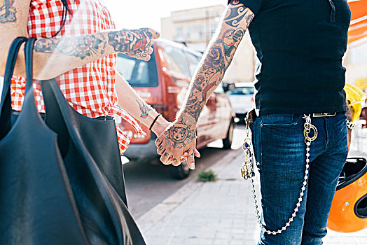 纹身,时尚人士,情侣,握手,人行道,腰部