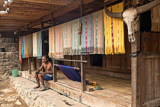 男人,坐,门廊,布,水牛,传统,乡村,岛屿,印度尼西亚,亚洲