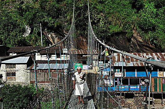 女人,穿过,吊桥,乡村,河谷,安娜普纳,保护区,尼泊尔