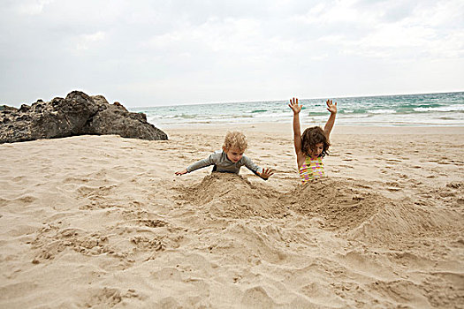 男孩,女孩,掩埋,沙子,海滩