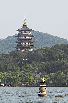 浙江杭州西湖風景和遠處的雷峰塔
