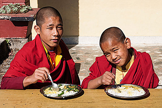 两个,新信徒,僧侣,吃,拌饭,佛教,长江,寺院,靠近,佛,尼泊尔,亚洲
