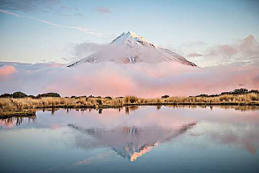 反射,山中小湖,层状火山,塔拉纳基,日落,艾格蒙特国家公园,北岛,新西兰,大洋洲