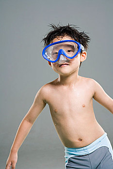 戴着潜水镜的儿童对着镜头